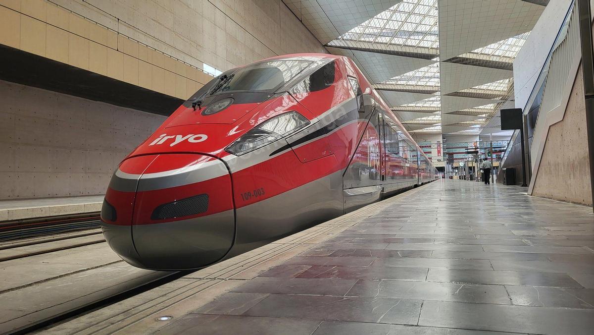 Frontal del modelo 'Frecciarossa' diseñado por Iryo para España, en Delicias.
