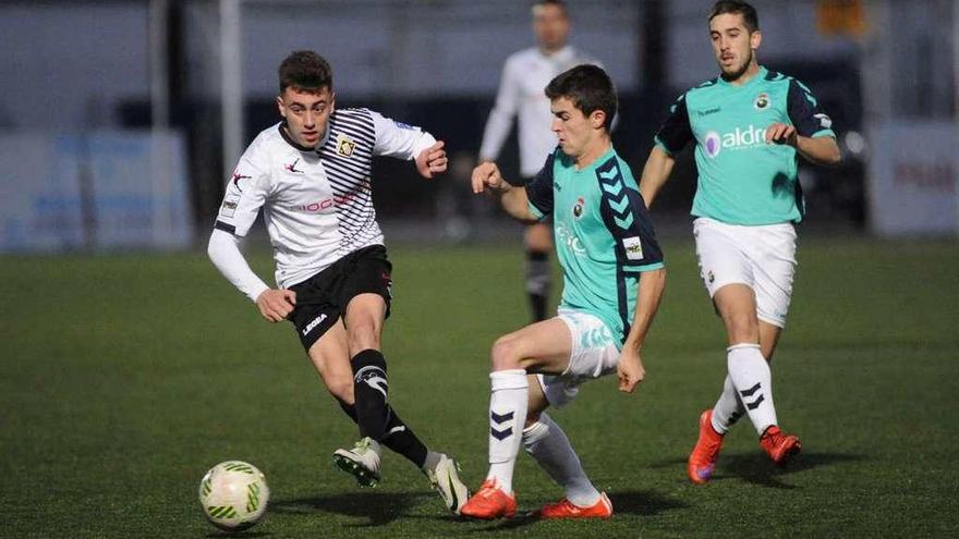 Pelayo es presionado por Alberto y Heber Pena en el duelo de la primera vuelta.