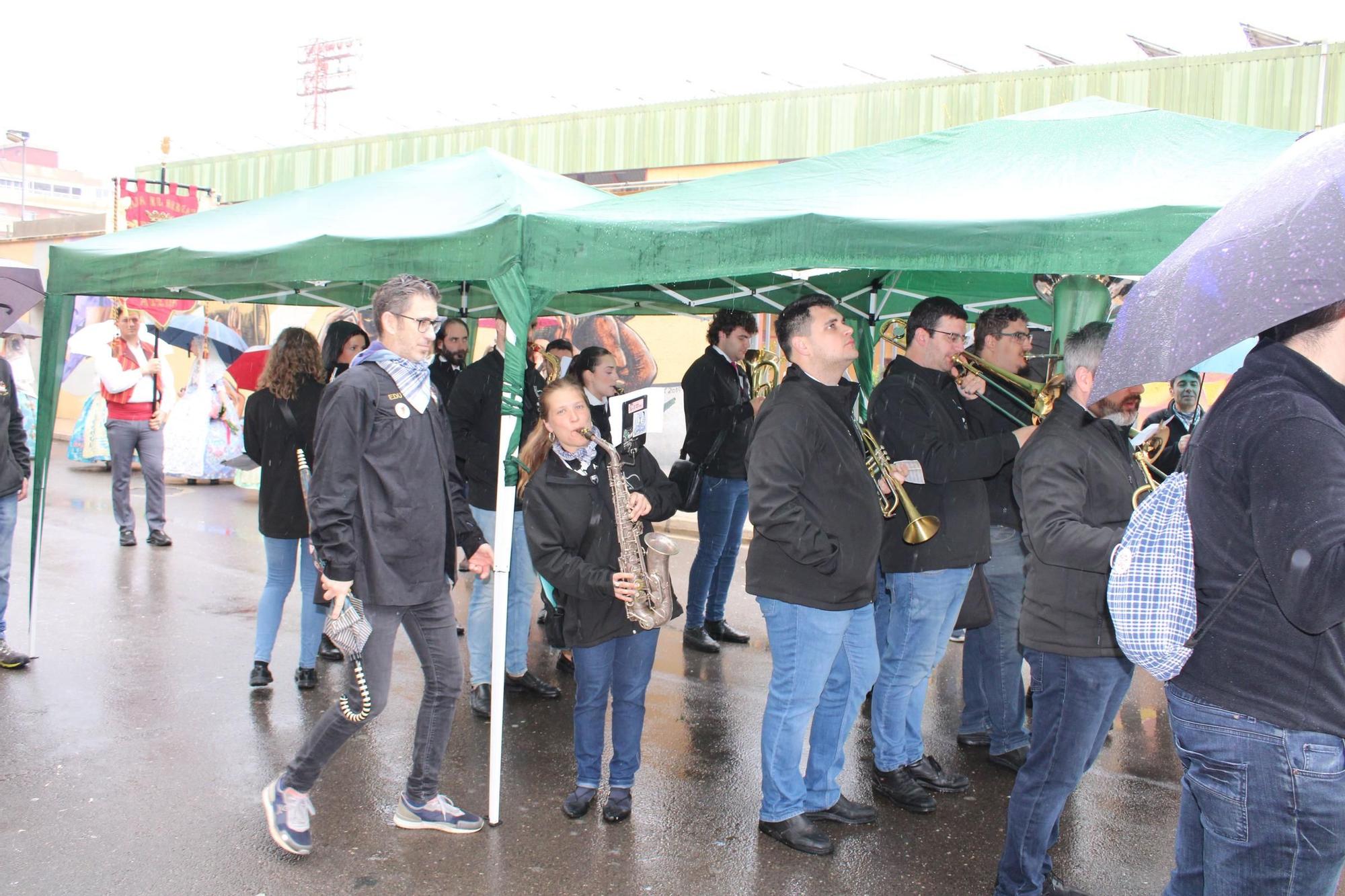 Búscate en la Ofrenda 2025 de Alzira entre paraguas y chubasqueros