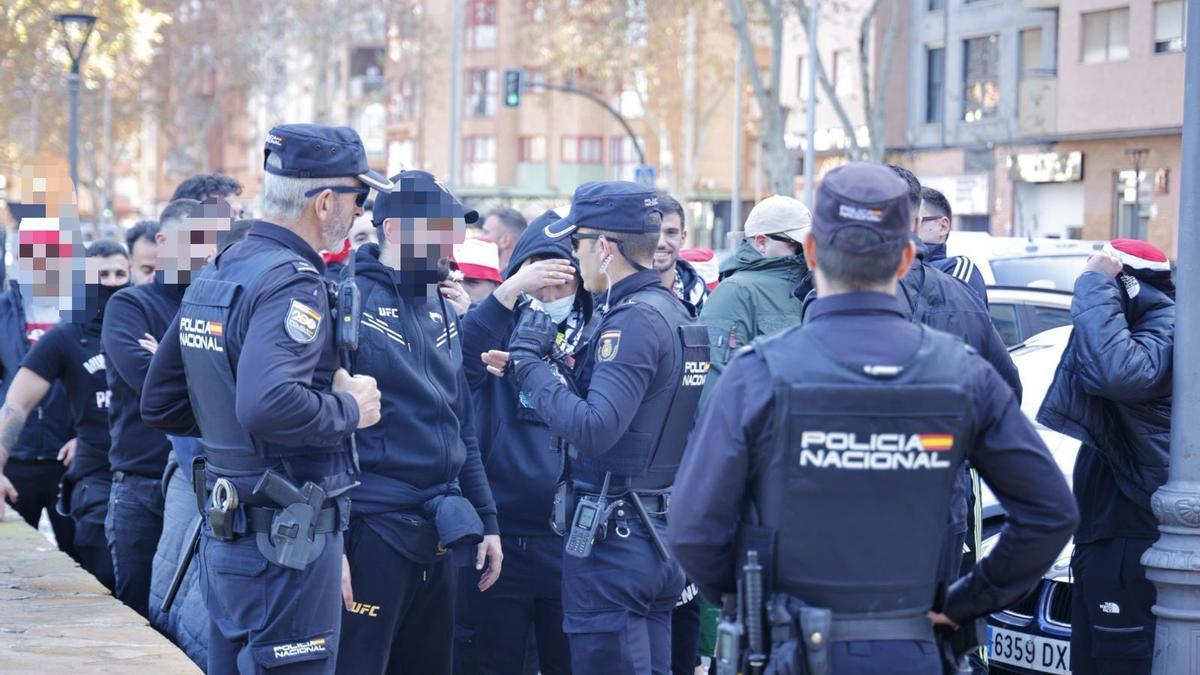 La Policía, identificando a jóvenes seguidores del Real Murcia en el campo de Los Juntos de Cartagena