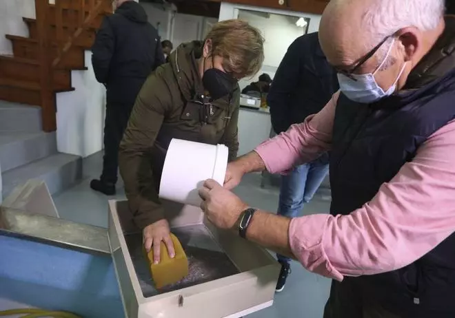 La costera de la angula abre con la simbólica captura de 130 gramos pagados a precio de oro
