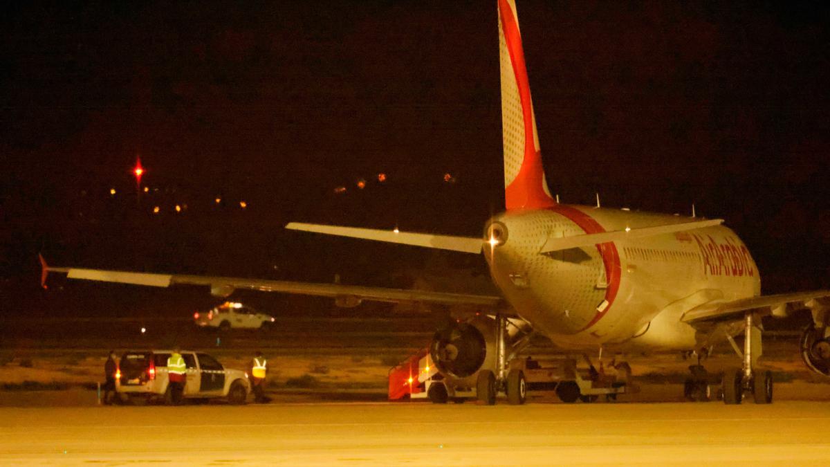 La Guardia Civil, junto al avión del que se fugaron veinte viajeros.