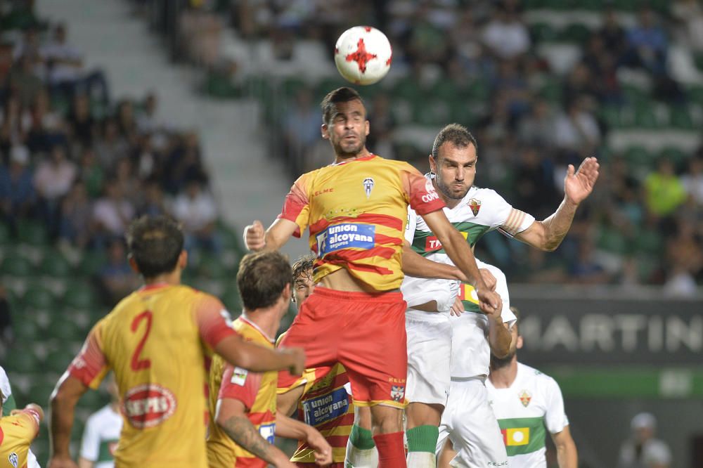 El Elche se muestra espeso y sin ideas ante el Alcoyano.