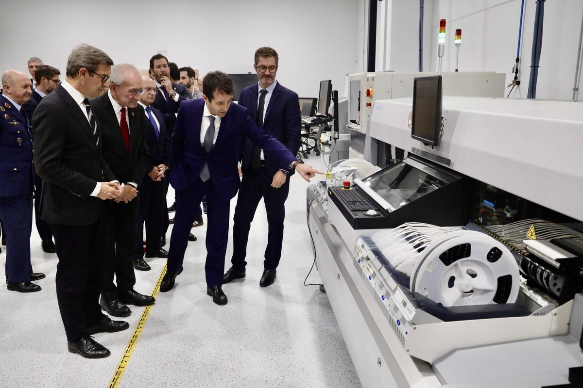 El acto de presentación del centro de Indra, que ha contado con la presencia del presidente ejecutivo de Indra Group, Ángel Escribano; el CEO del grupo, José Vicente de los Mozos; el alcalde de Málaga, Francisco de la Torre; y el consejero de Industria, Energía y Minas de la Junta de Andalucía, Jorge Paradela.