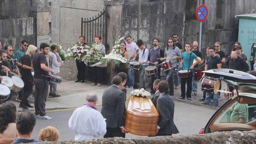 Alumnos y compañeros percusionistas reciben con redobles al batería fallecido.