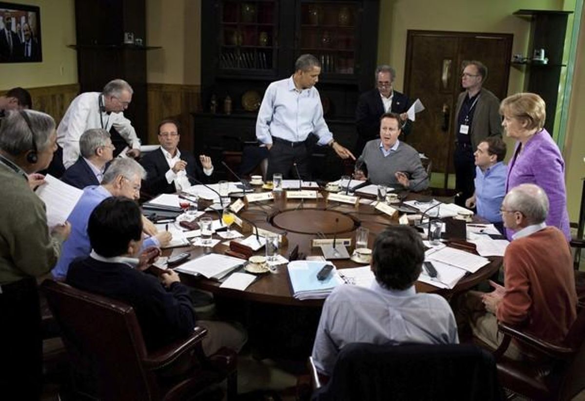 El president dels Estats Units, Barack Obama, parla amb els líders polítics del G-8 en un despatx de Camp David.