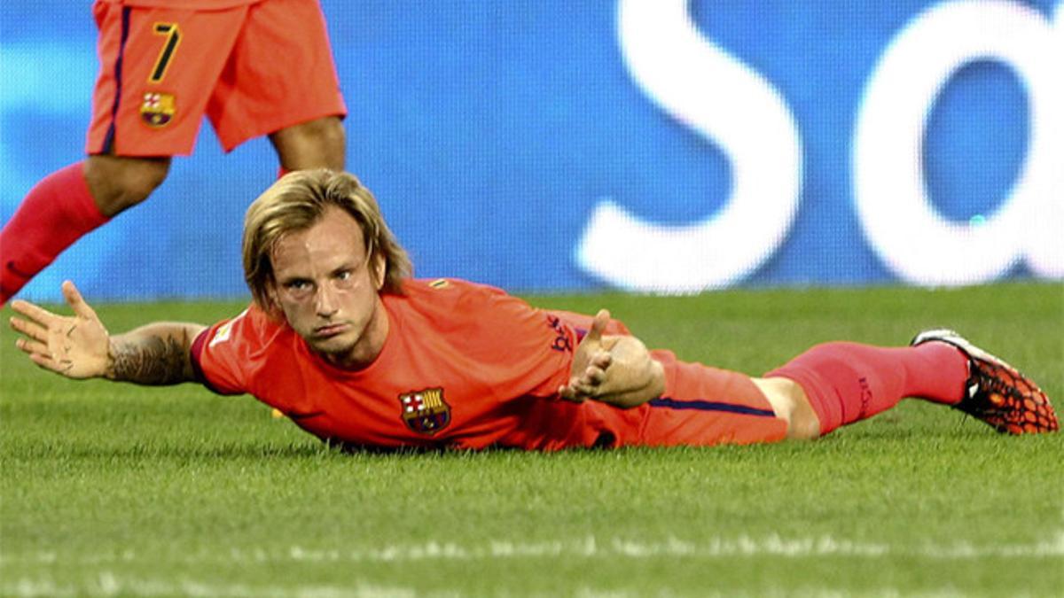 Ivan Rakitic se lamenta en un momento del Málaga-Barça de la Liga