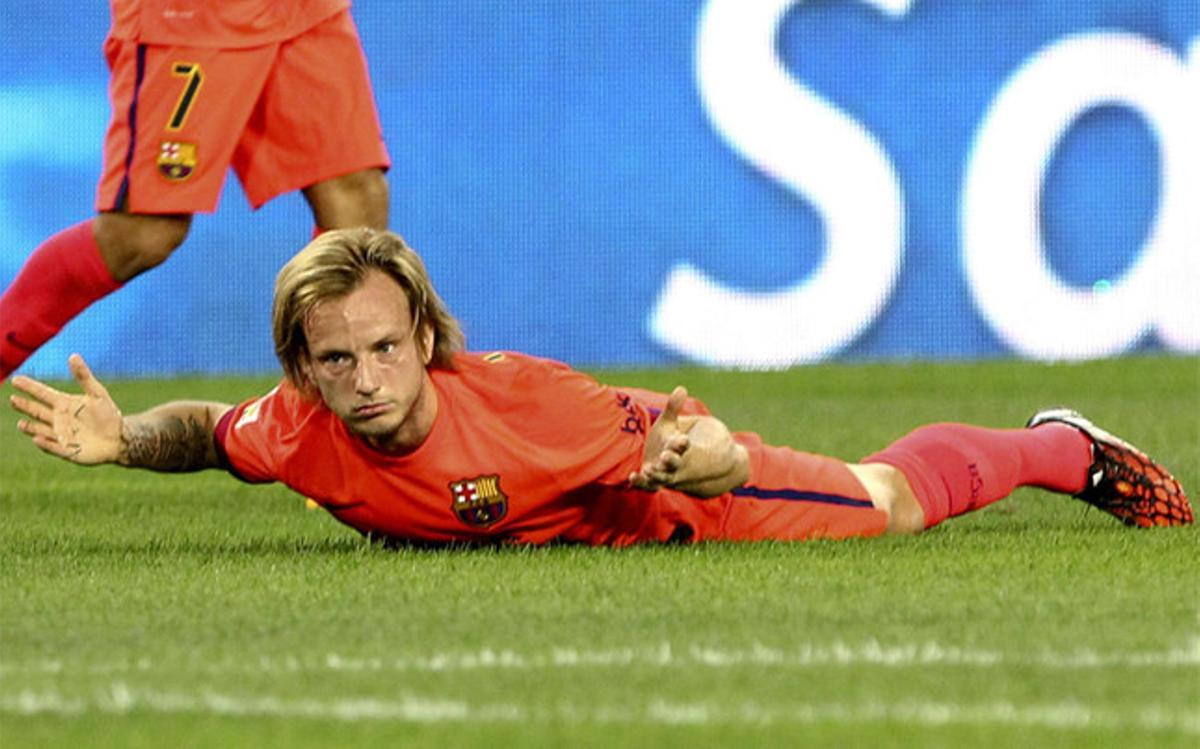 Ivan Rakitic se lamenta en un momento del Málaga-Barça de la Liga