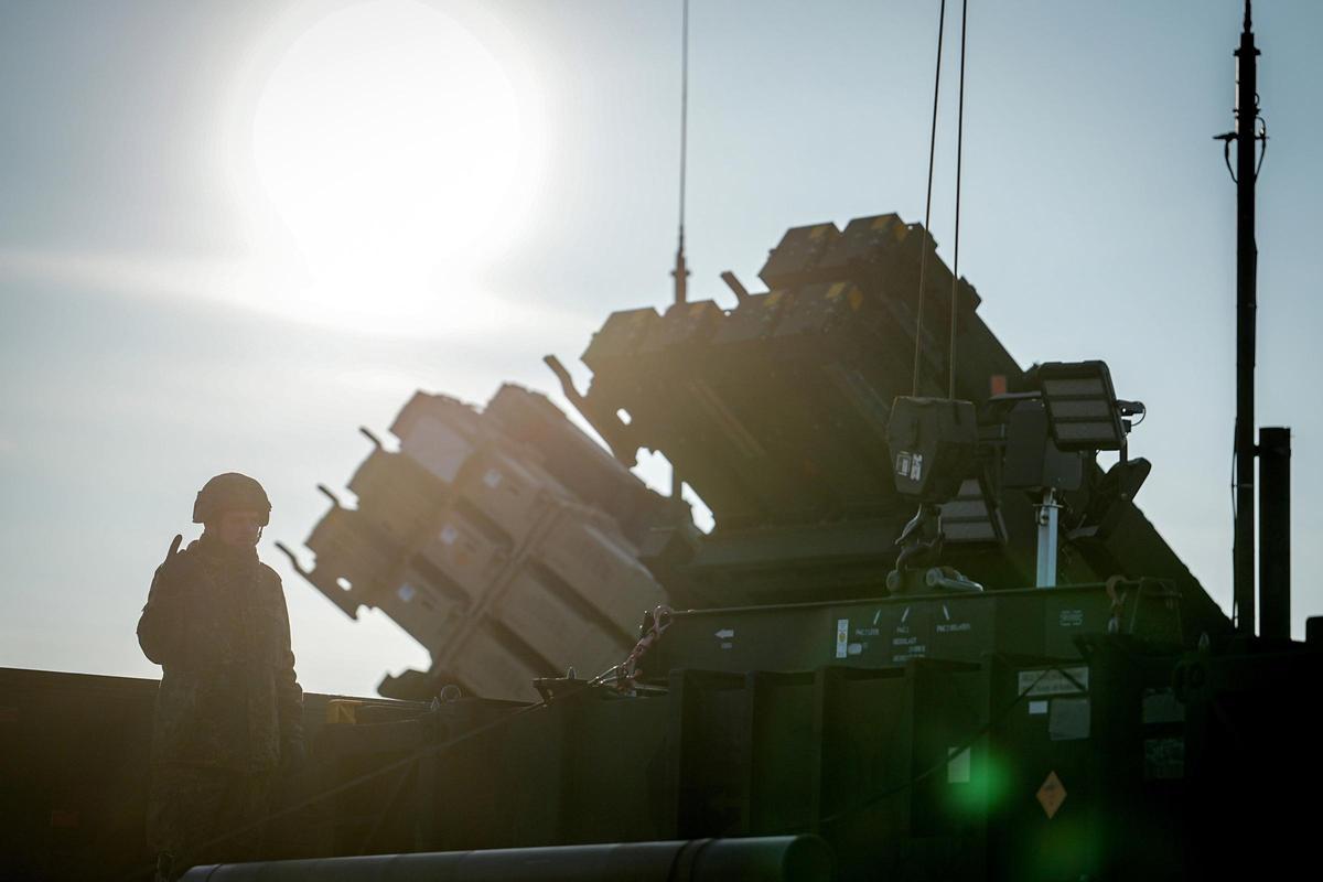 Archivo - Imagen de archivo de sistemas de lanzamiento de misiles Patriot.