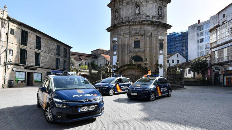 Coches de la Policía Nacional en Pontevedra.