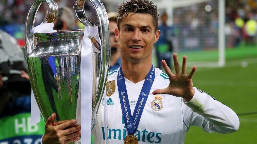 Ronaldo posa con su quinta Liga de Campeones. // Efe