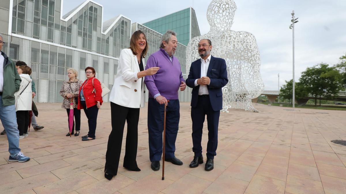 Ranera, Belloch y Lambán comparten confidencias delante del Alma del Ebro, la escultura que recuerda la Expo 2008 que acogió Zaragoza.