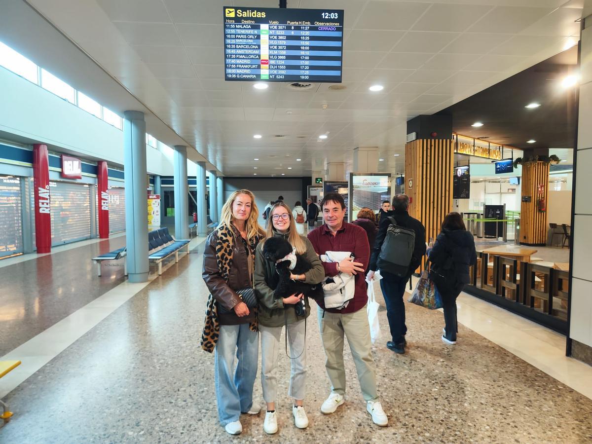 La ovetense Adriana Álvarez, estudiante de Farmacia en Tenerife, con sus padres María Dolores Gómez de Carvallo y Roberto Álvarez, y su perro Mowgli.
