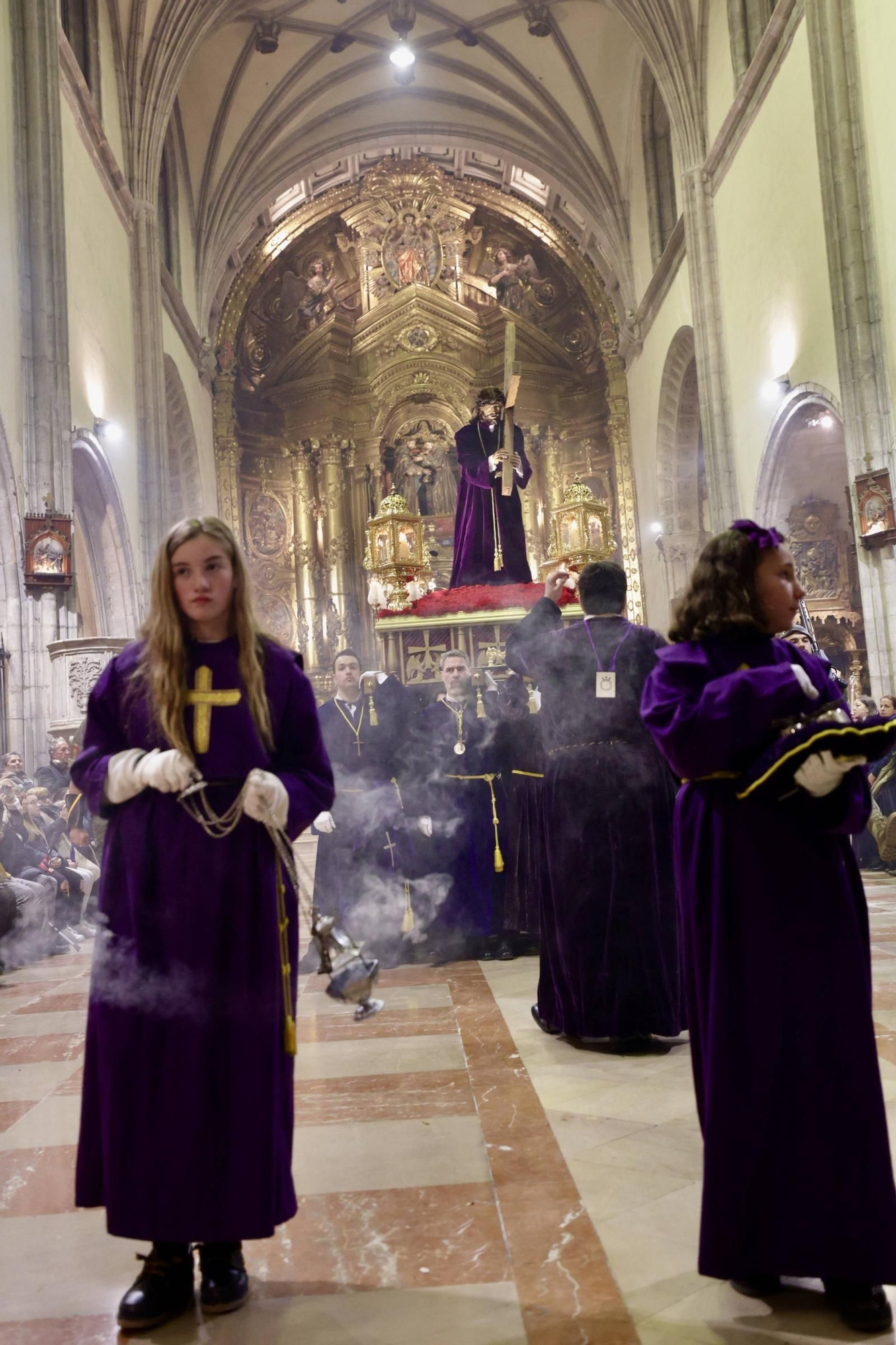 La lluvia chafa al Señor de Oviedo y obliga a suspender la procesión del Nazareno