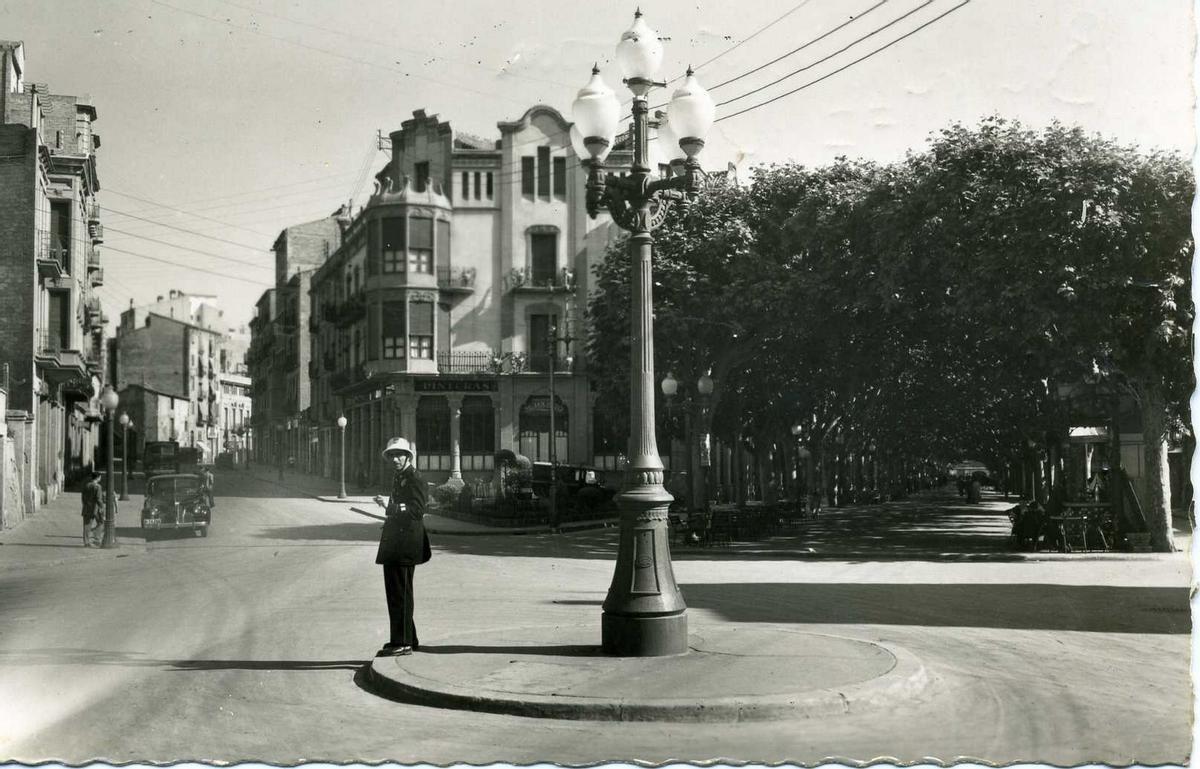 Un guàrdia de la urbana a la plaça quan s'hi podia circular, la dècada dels 60 Un guàrdia de la urbana a la plaça quan s'hi podia circular, la dècada dels 60