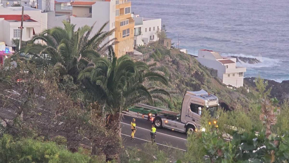 Un camión tráiler vuelca en Garachico