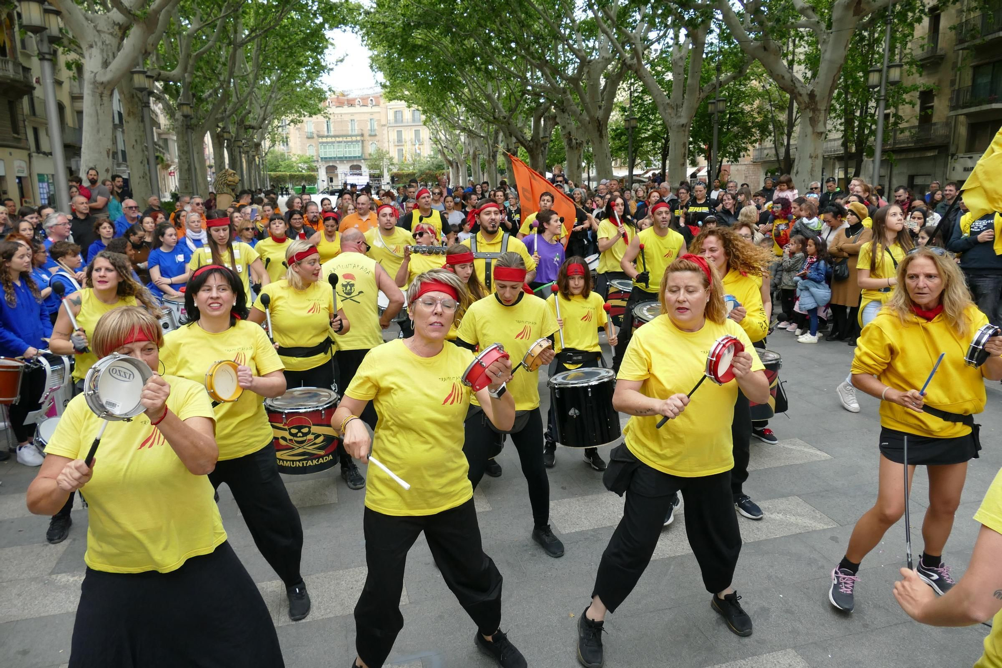 Figueres ressona amb una gran batucada de Santa Creu