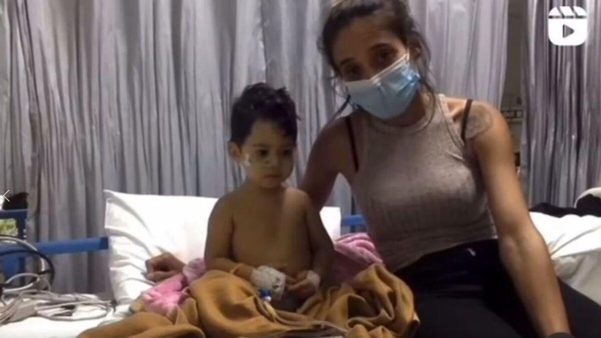 Mateo Domínguez y su madre, Sonia Mercade, en un hospital de Bali.
