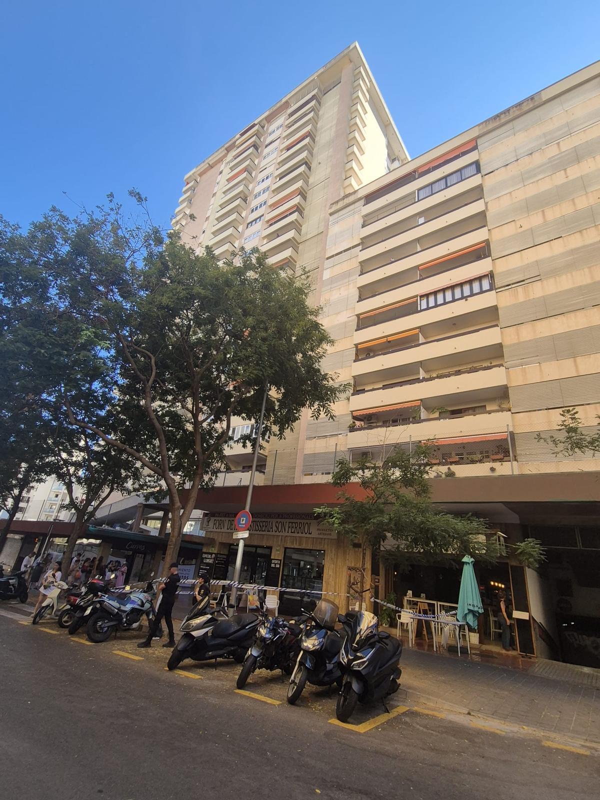 Dos heridos al caerles encima un suicida que se lanzó de un piso doce en Palma