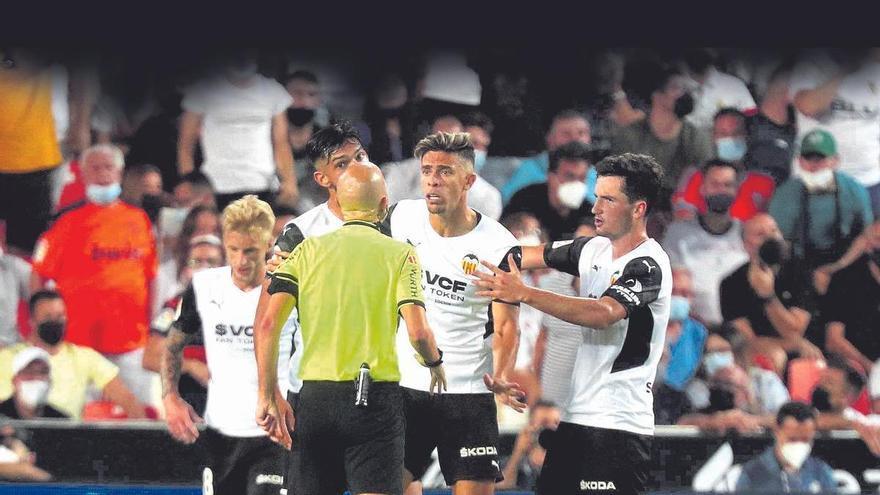 ¡Peligro! El Valencia sólo gana 1 de cada 3 partidos con el árbitro que le pitará ante el Real Madrid