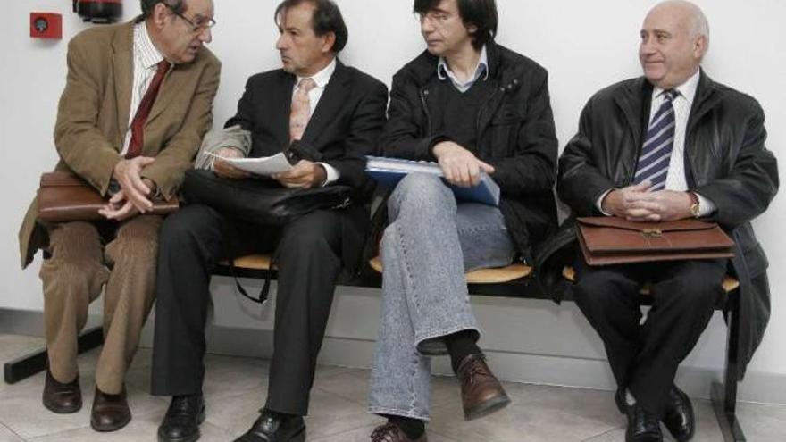 Los miembros de la comisión, con su abogado (segundo por la izquierda), antes del juicio. / eduardo vicente