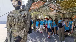 Profesores montan en cólera por un curso sobre seguridad y defensa: "Quieren meter la guerra en las aulas"