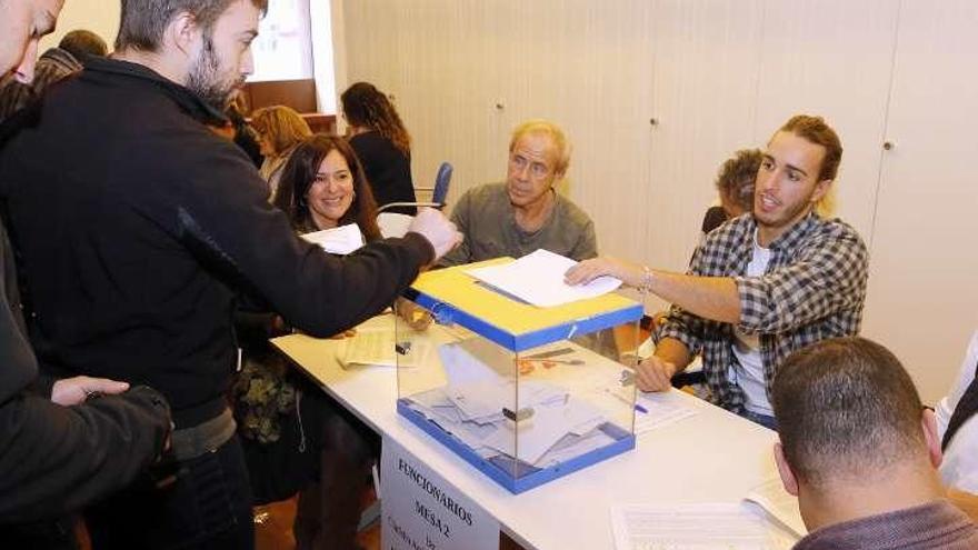 Un trabajador del Ayuntamiento, votando ayer en las elecciones sindicales. // Alba Villar