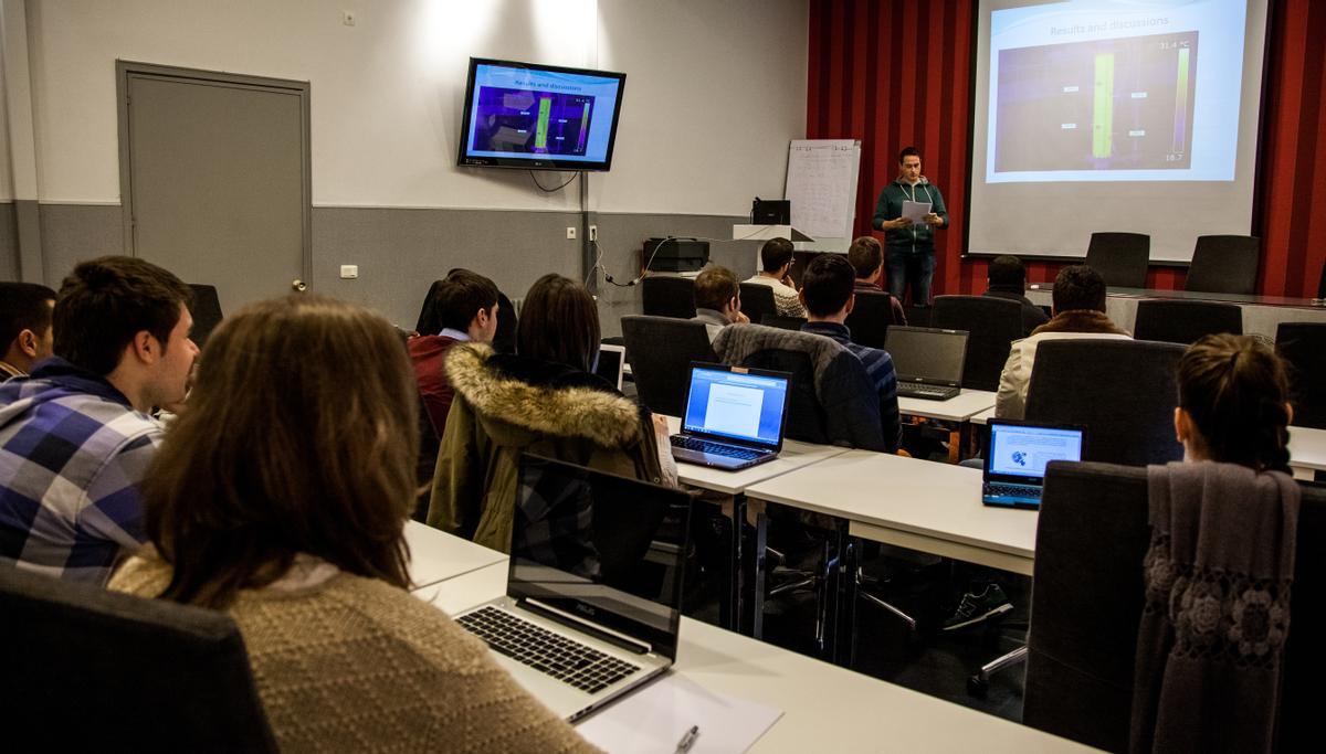 Cuenta con un importante número de aulas informáticas, dotadas con software técnico especializado de primer nivel.