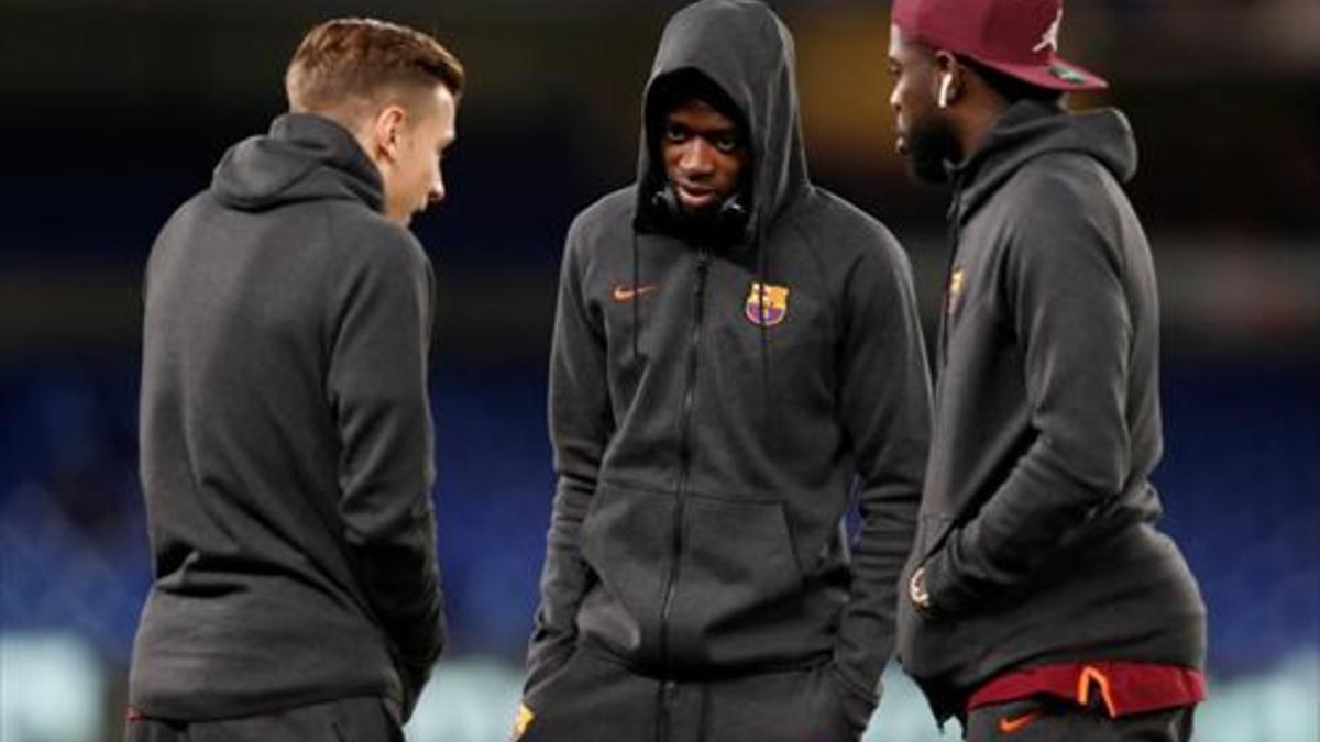 Digne, Dembélé y Umtiti conversan antes de jugar en Stamford Bridge.
