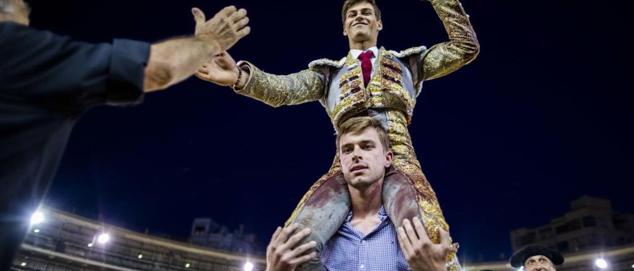 El joven fránces sale por la puerta grande del coso de la calle Xàtiva.