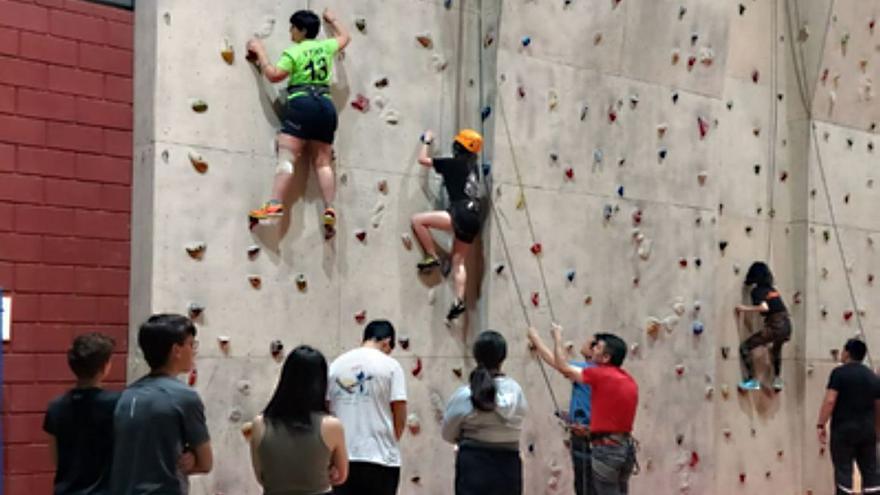 Varios jóvenes se animan a probar la escalada en el rocódromo. | E. P.