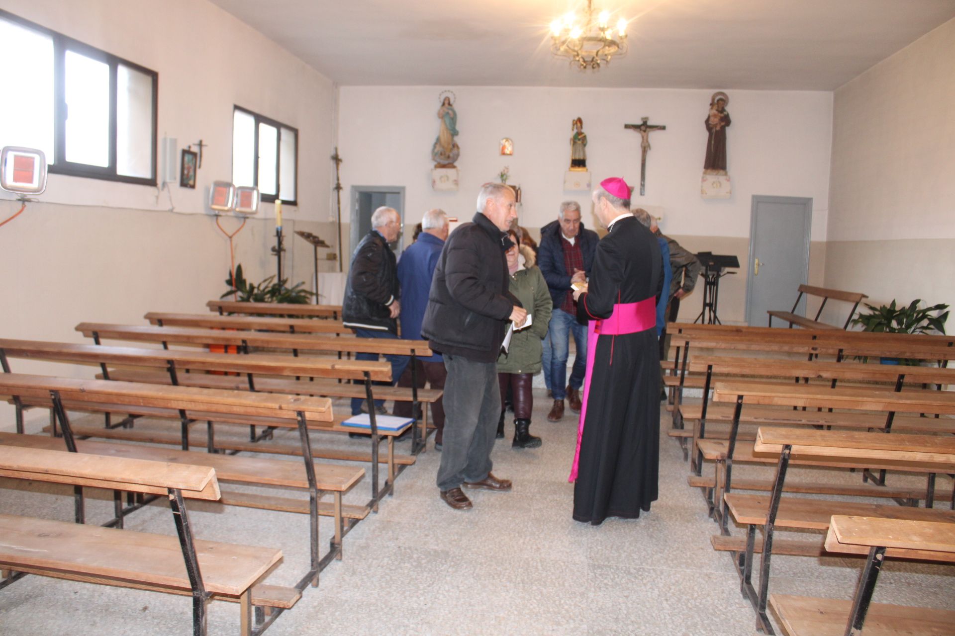 GALERÍA | El obispo visita Villanueva de la Sierra y As Hedradas