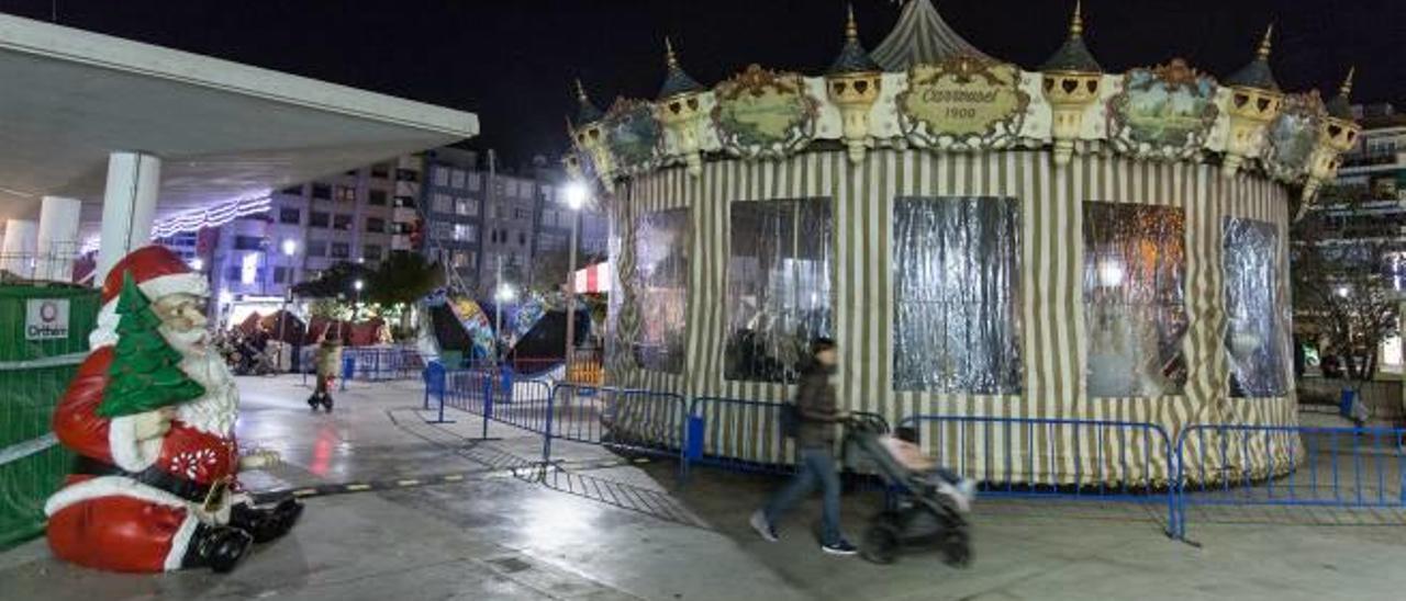 Las atracciones de la plaza de Sèneca, cerradas aún al faltar el permiso municipal.