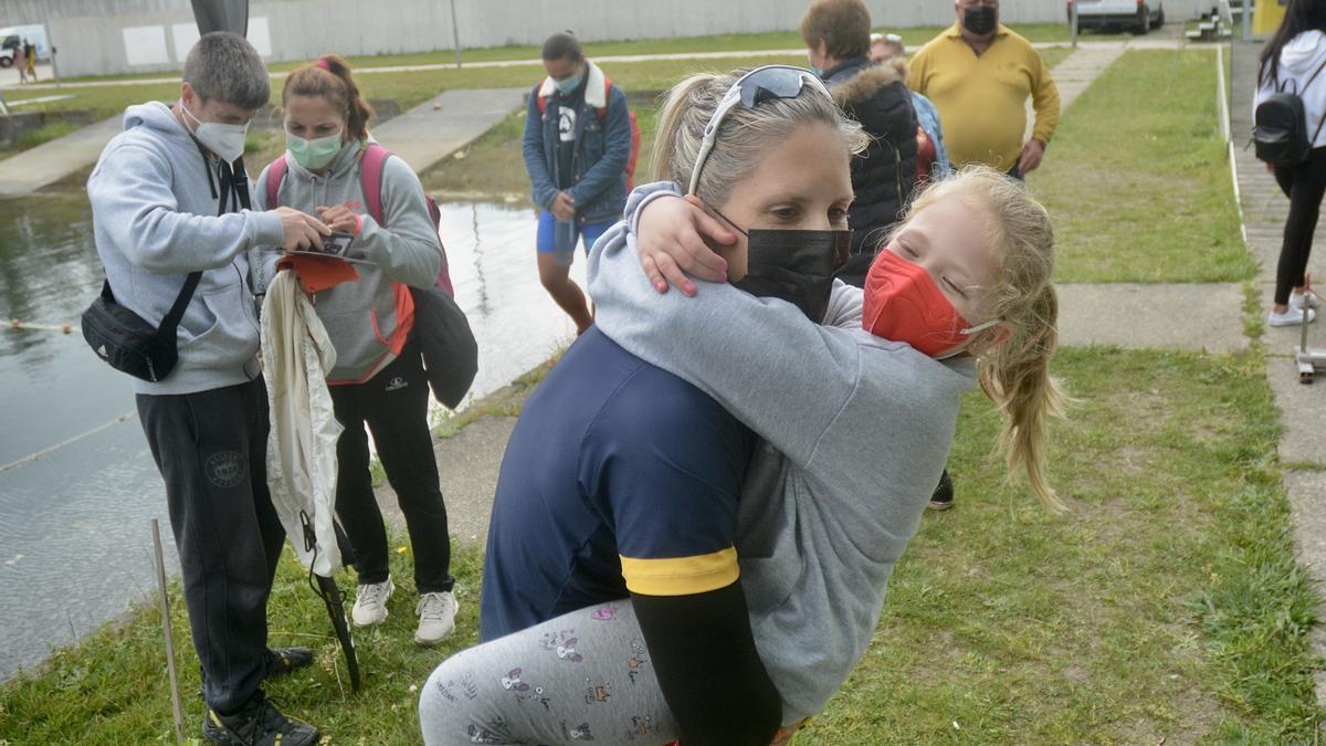 Teresa Portela abraza a su hija tras conseguir su sexto billete para unos Juegos