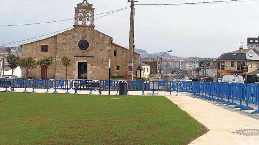 Iglesia de Santiago del Burgo, en Culleredo, con un poste eléctrico en su entrada.  // FdV