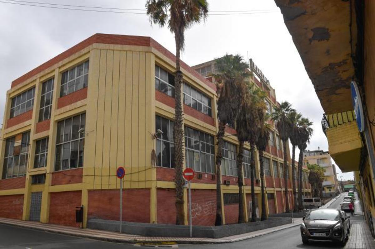 Edificio de la vieja fábrica de aceite Racsa en La Isleta. | | JUAN CASTRO