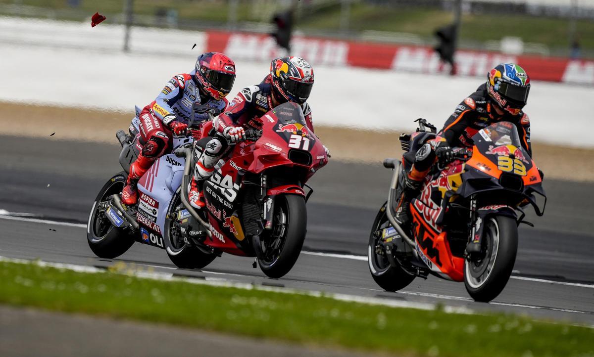 Pedro Acosta (GasGas), entre Brad Binder (KTM) y Marc Márquez (Ducati), tras chocar con el surafricano y volar algunas piezas de la moto del murciano.