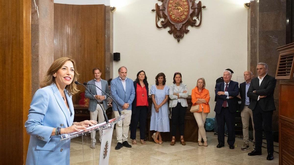 La alcaldesa de Zaragoza, Natalia Chueca, con parte de su nuevo equipo de Gobierno.