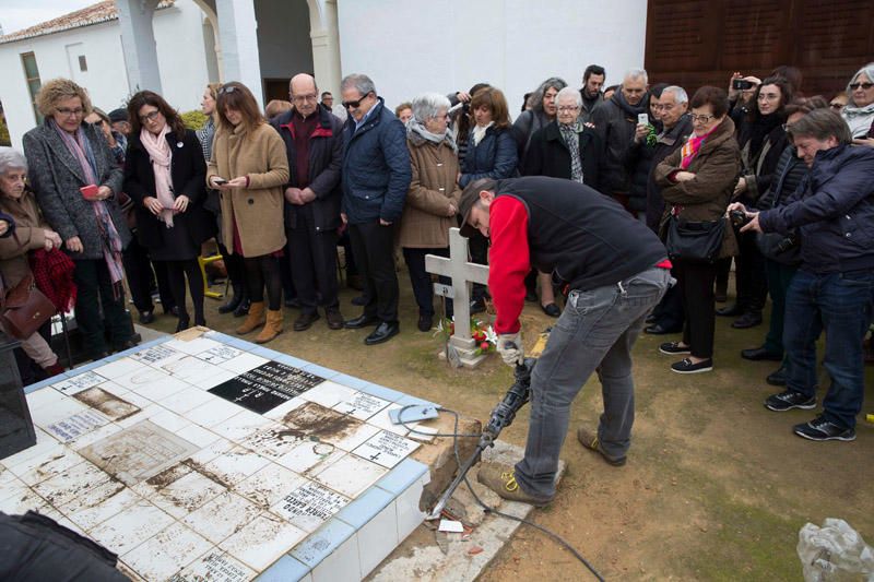 Exhumaciones de la fosa 22 del cementerio de Paterna