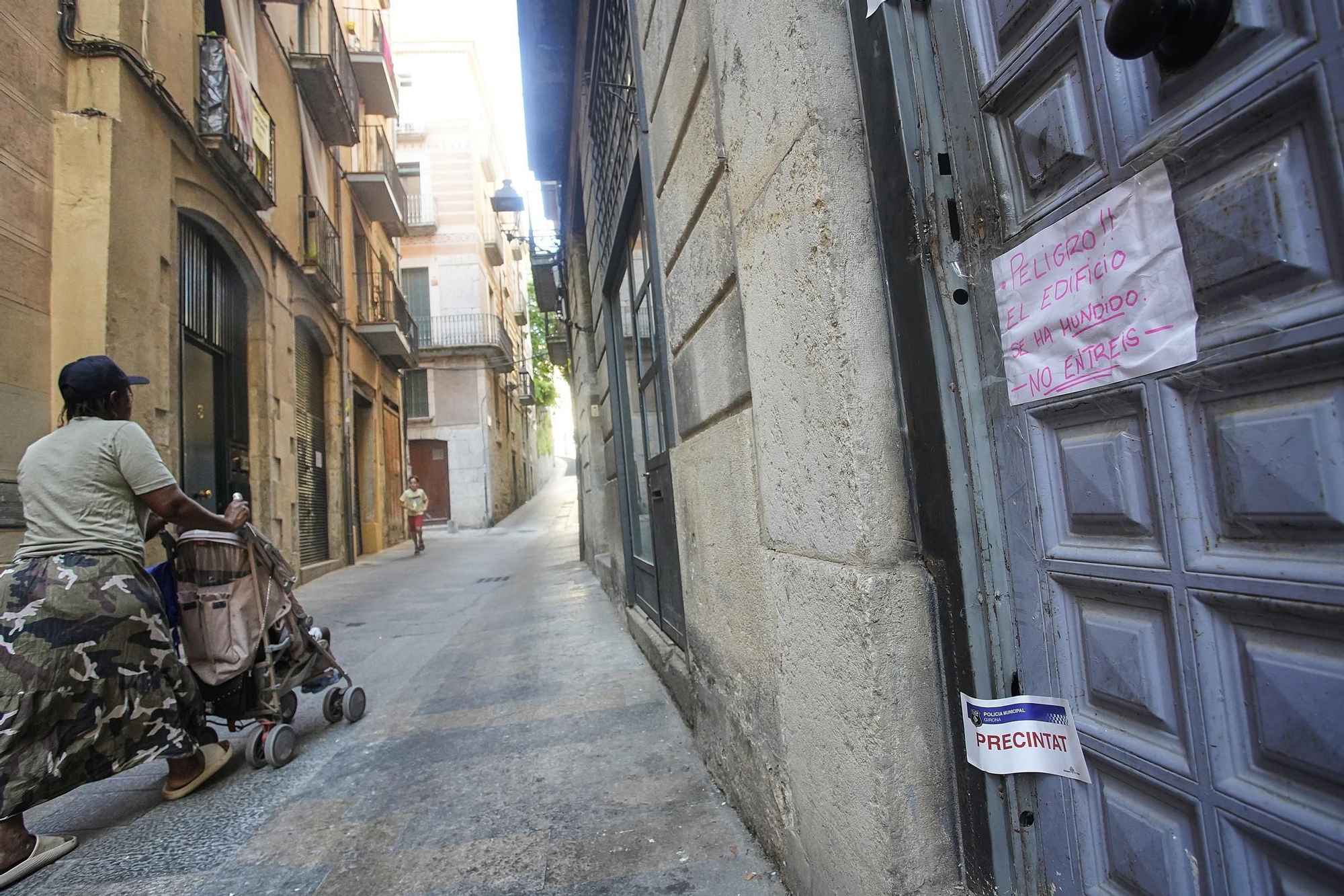 Les imatges de l'esfondrament de part d'un edifici del Barri Vell de Girona
