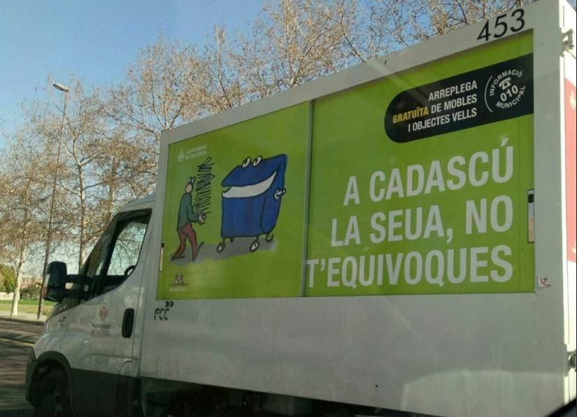 Algunos vehículos decorados con la campaña de Ortifus para 'València neta'.