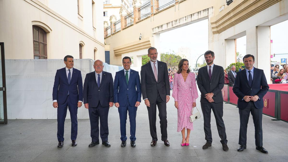 Los Reyes junto al ministro de Cultura y el presidente de la Junta en el acto de entrega de las Medallas de las Bellas Artes en Cádiz.