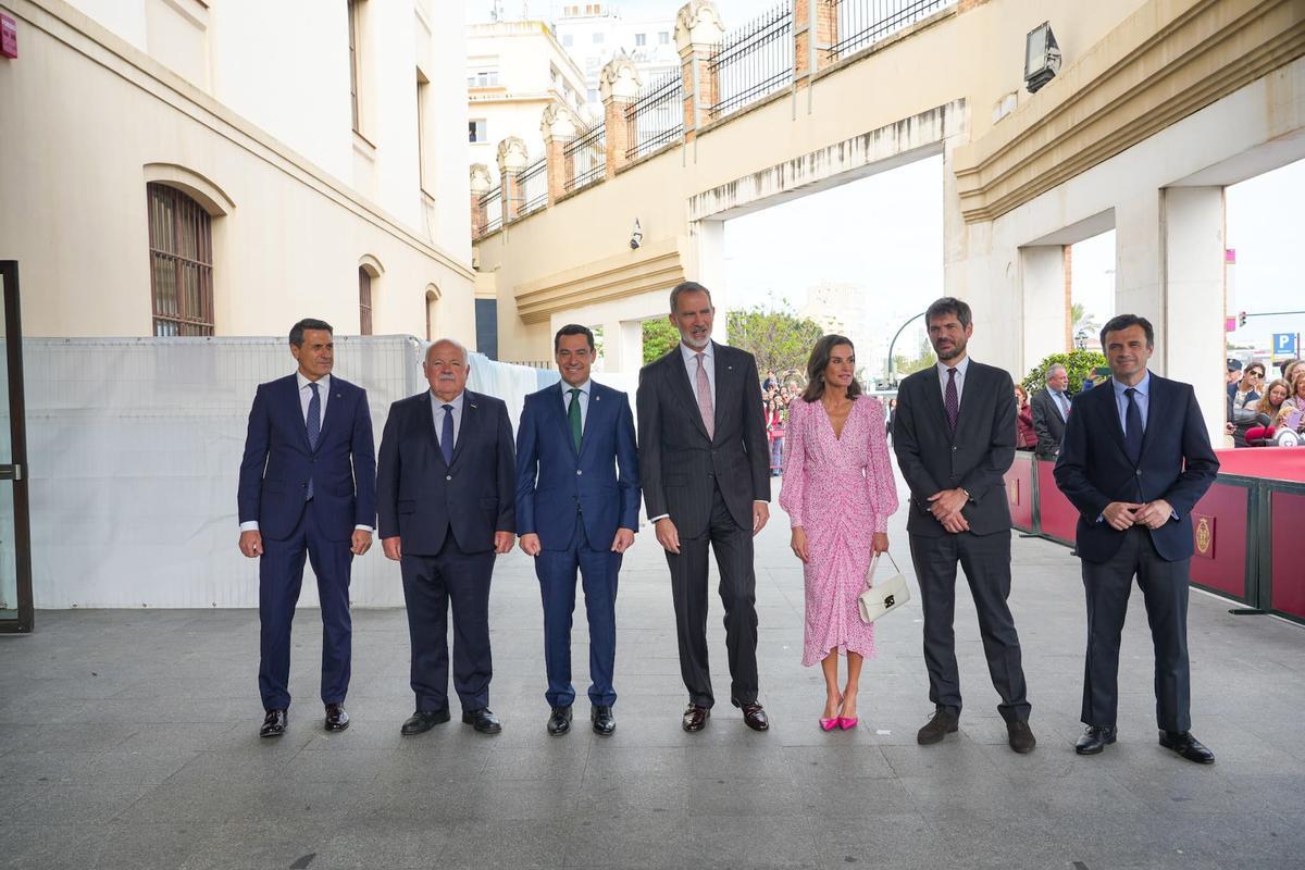 Los Reyes junto al ministro de Cultura y el presidente de la Junta en el acto de entrega de las Medallas de las Bellas Artes en Cádiz.