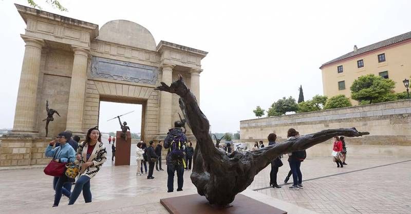 Los quijotes de Aurelio Teno visitan la puerta del Puente