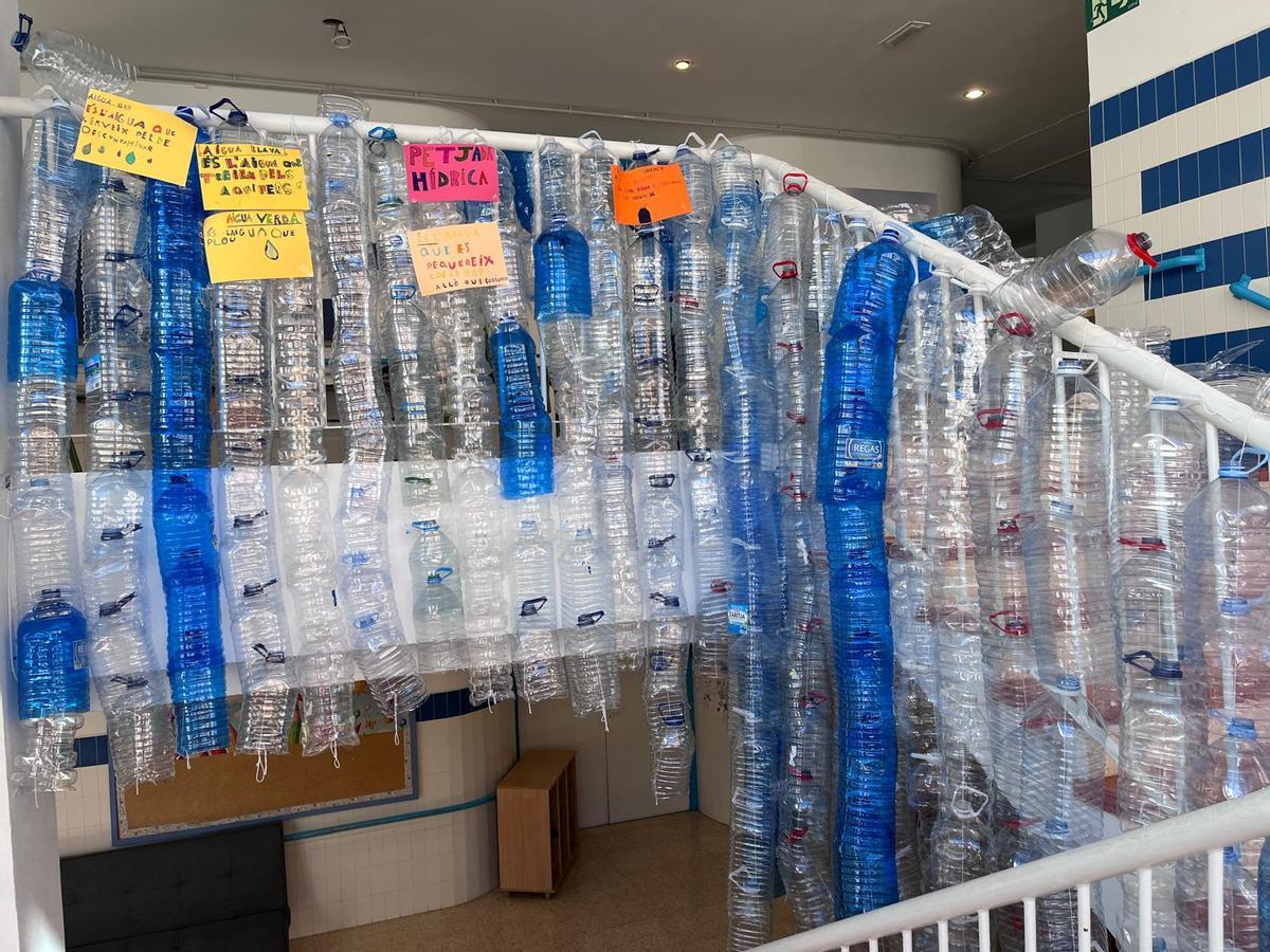Alumnos de Ibiza transforman 1.820 garrafas de plástico en una lección sobre el agua