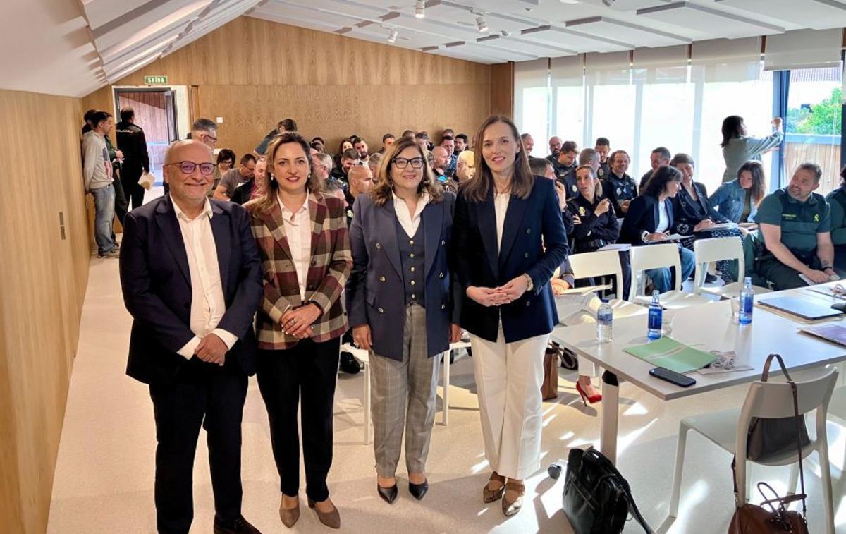 El subdelegado, Abel Losada, junto a la alcaldesa de Tomiño, Sandra González, la abogada Ana Cabaleiro y la magistrada Belén Rubido. | D.P.