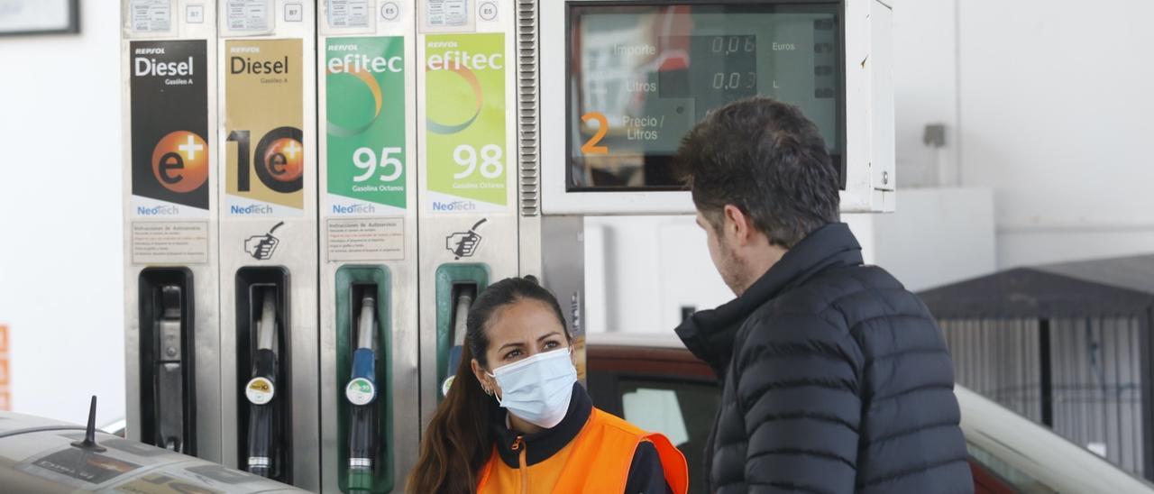 Una trabajadora atiende a un cliente en una gasolinera este jueves.