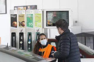 470.200 conductores de Córdoba se benefician desde este viernes del descuento en los combustibles