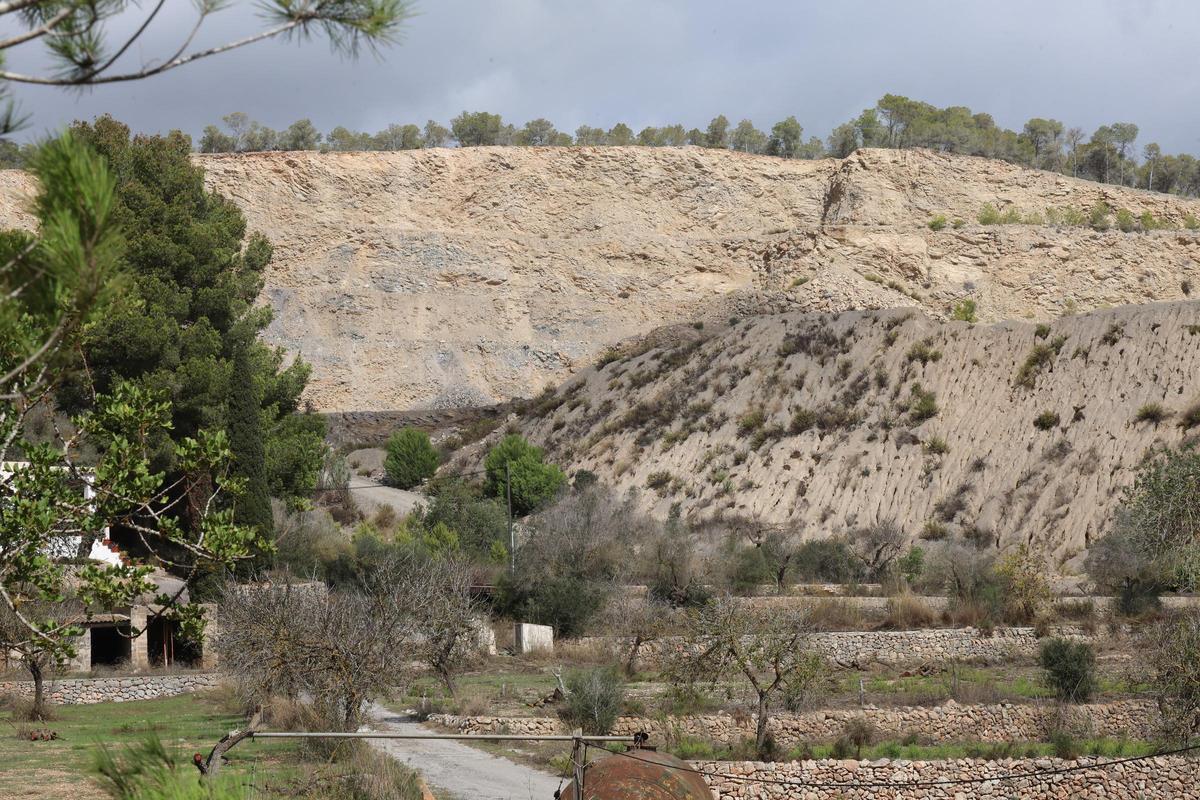 Vista parcial de la cantera de Can Xumeu, en plena zona protegida de Ibiza.
