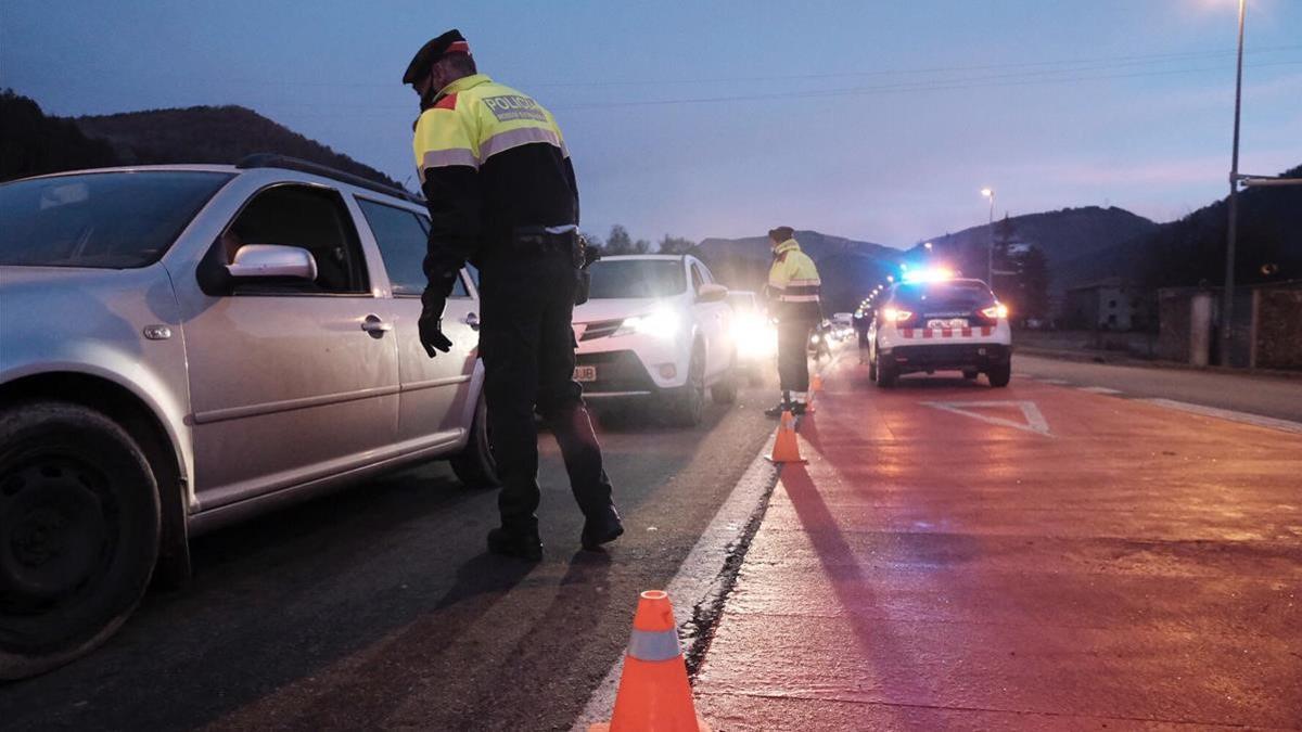 Controles policiales para entrar al Ripollès, tras decretarse el confinamiento estricto en esta comarca y en La Cerdanya.